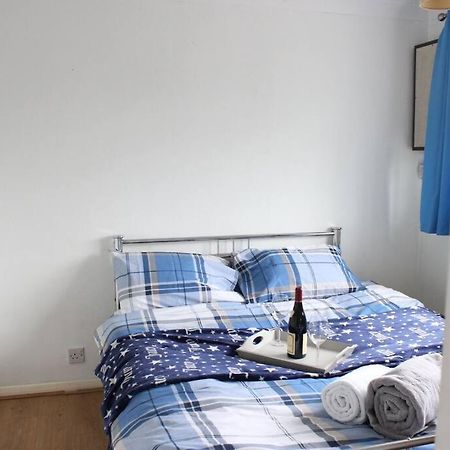 Private & Comfortable 2 Bedroom Home Away From Home Stanwell Buitenkant foto