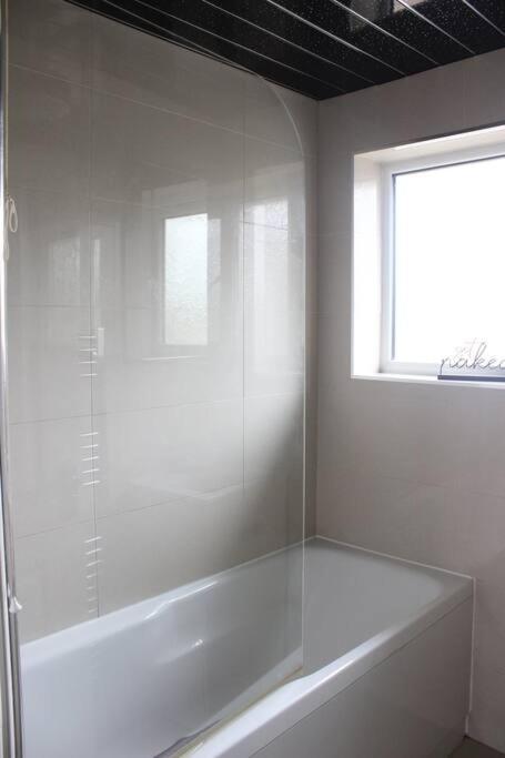 Private & Comfortable 2 Bedroom Home Away From Home Stanwell Buitenkant foto