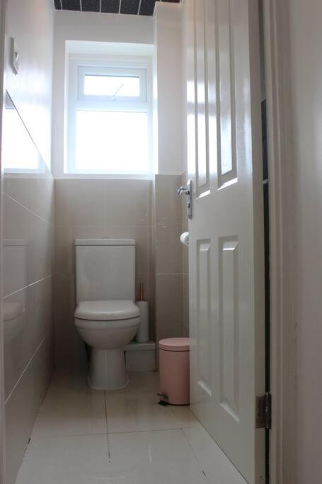 Private & Comfortable 2 Bedroom Home Away From Home Stanwell Buitenkant foto