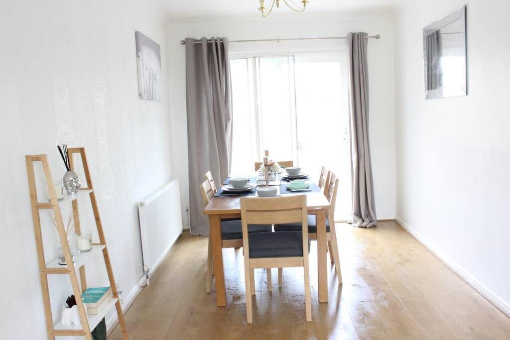 Private & Comfortable 2 Bedroom Home Away From Home Stanwell Buitenkant foto