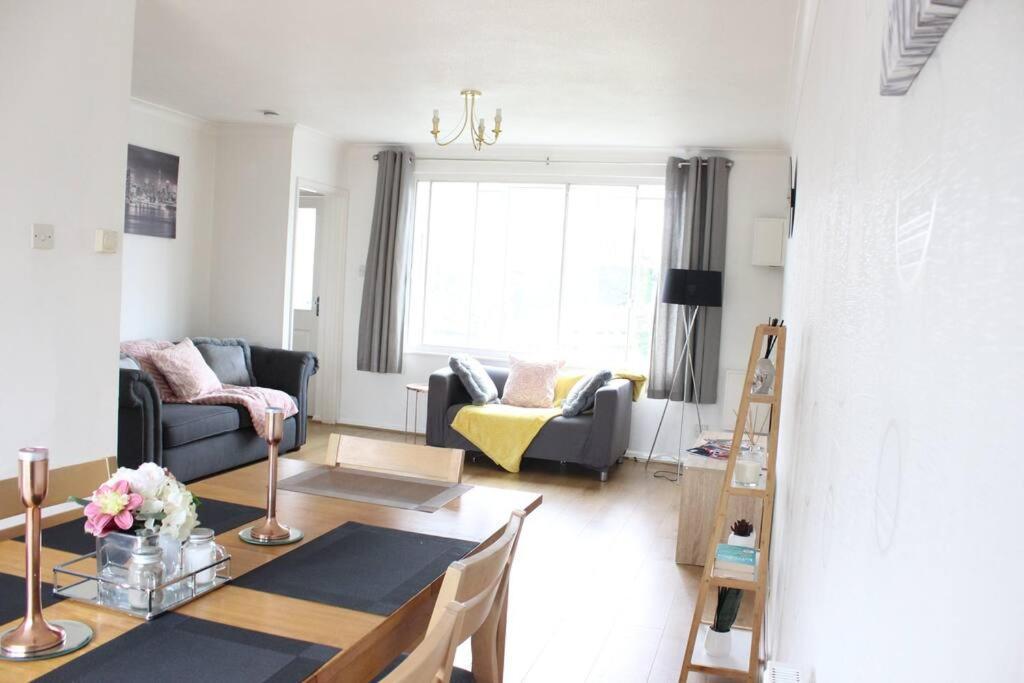 Private & Comfortable 2 Bedroom Home Away From Home Stanwell Buitenkant foto